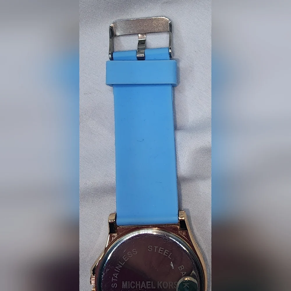 Michael Kors Women's Watch with a blue silicone strap, Rose gold-tone Face - Picture 8 of 9